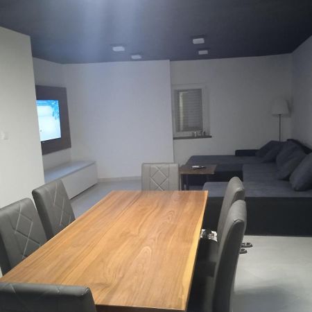 Anton Apartment Повля Екстериор снимка