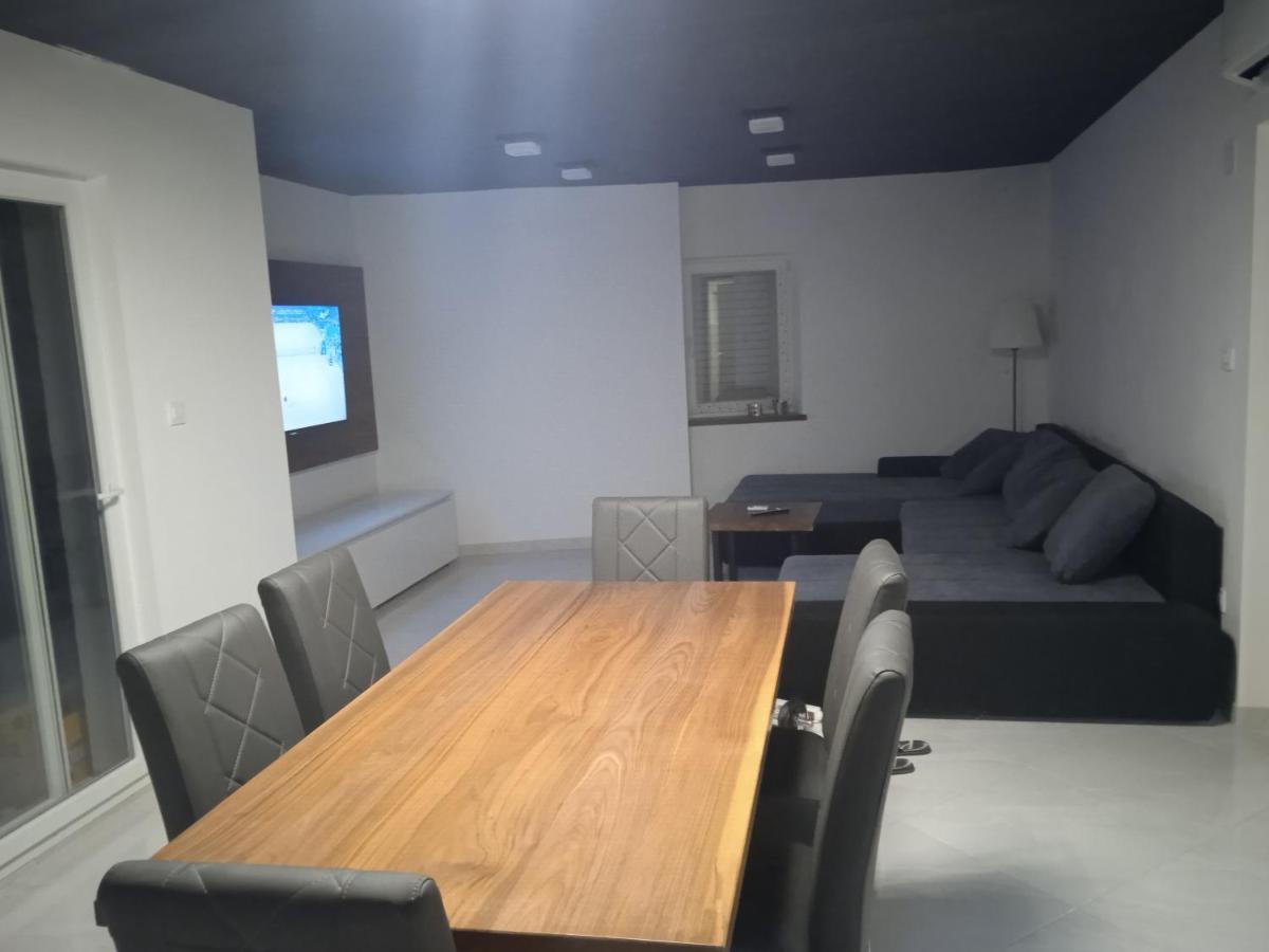 Anton Apartment Повля Екстериор снимка