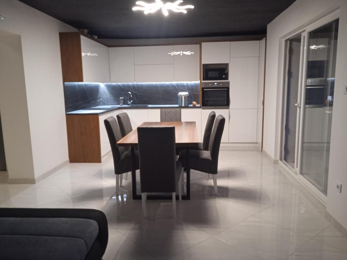 Anton Apartment Повля Екстериор снимка