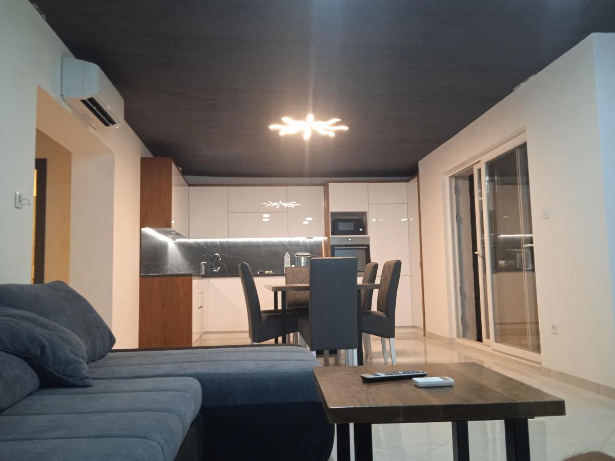 Anton Apartment Повля Екстериор снимка