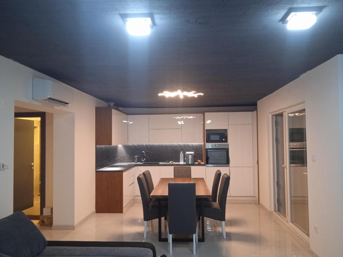 Anton Apartment Повля Екстериор снимка